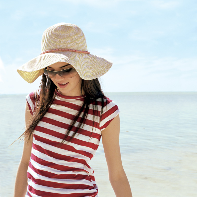 0906-girl-beach-hat.jpg